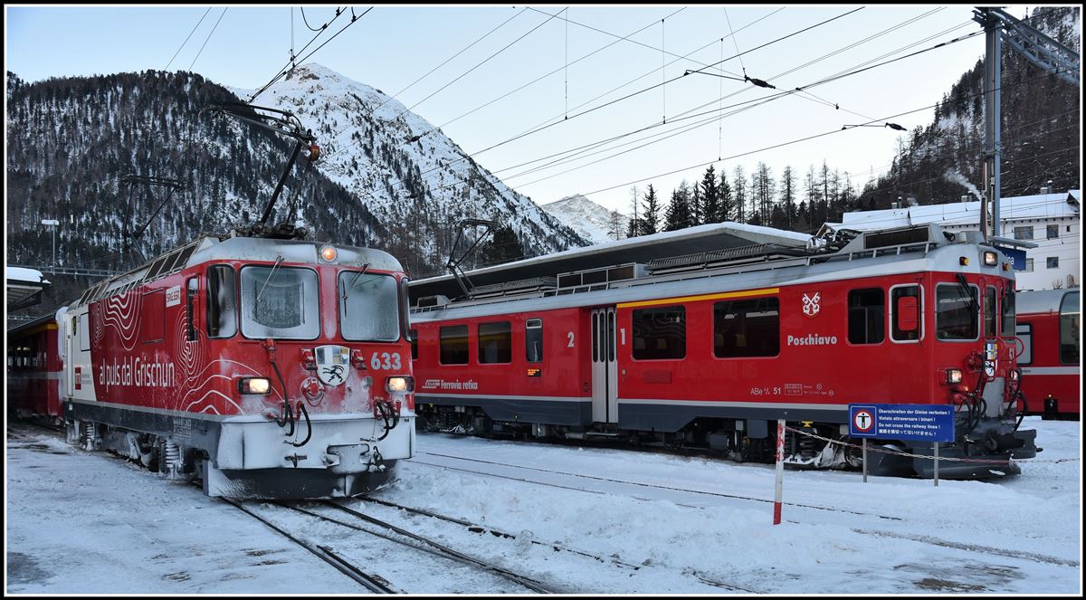 R1956 nach Scuol-Tarasp mit der Ge 4/4 II 633  Zuoz  und R4656 nach St.Moritz mit ABe 4/4 III 51  Poschiavo  und 56  Corviglia . Während der Kurzwende in Pontresina bleibt wenig Zeit um für die Rückfahrt die Frontscheiben zu enteisen. (11.12.2018)