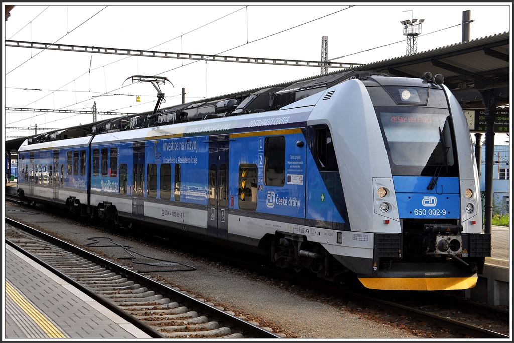 R2155 nach Ceske Velenice wird mit einem modernen Triebzug 650 002-9 geführt und steht kurz vor Abfahrt in Ceske Budejovice. (30.06.2015)