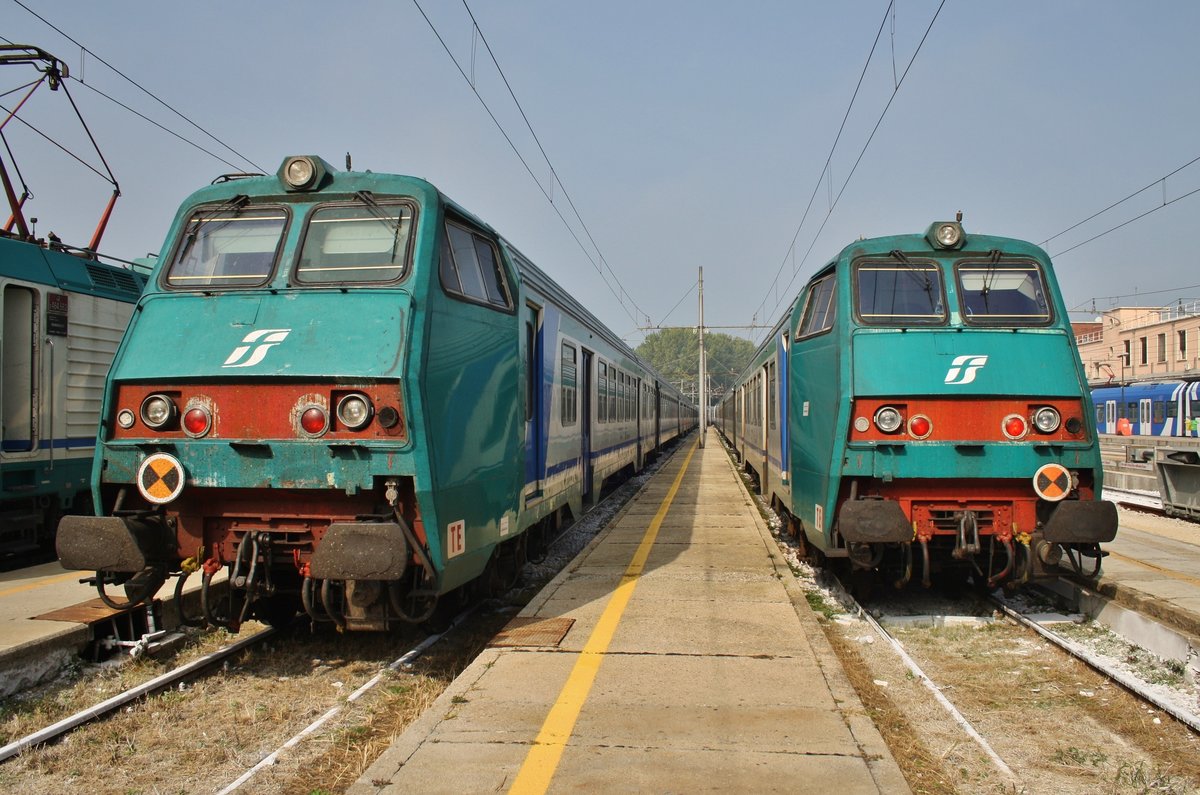 R2861 von Sacile nach Venezia Santa Lucia (links) trifft am 1.10.2016 den R2866 nach Conegliano in Venezia Santa Lucia.