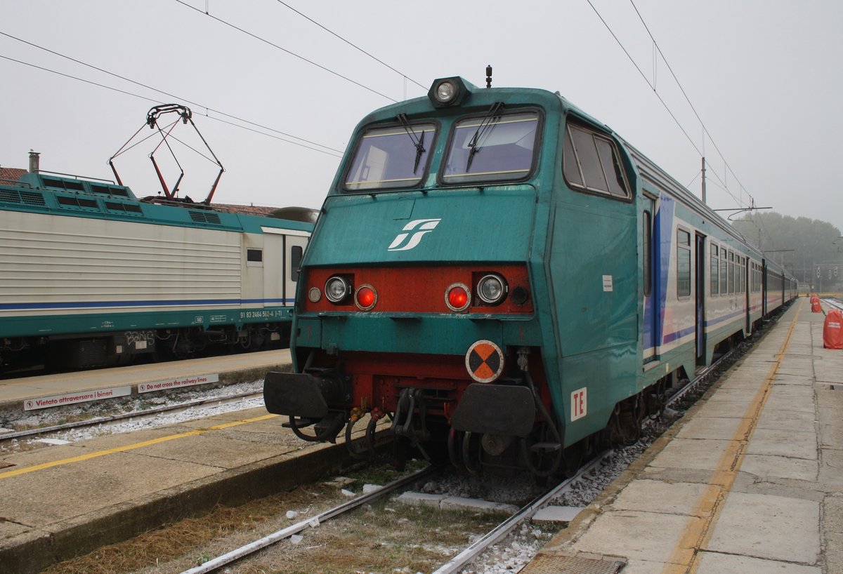 R2861 von Sacile nach Venezia Santa Lucia steht am 2.10.2016 im Zielbahnhof.