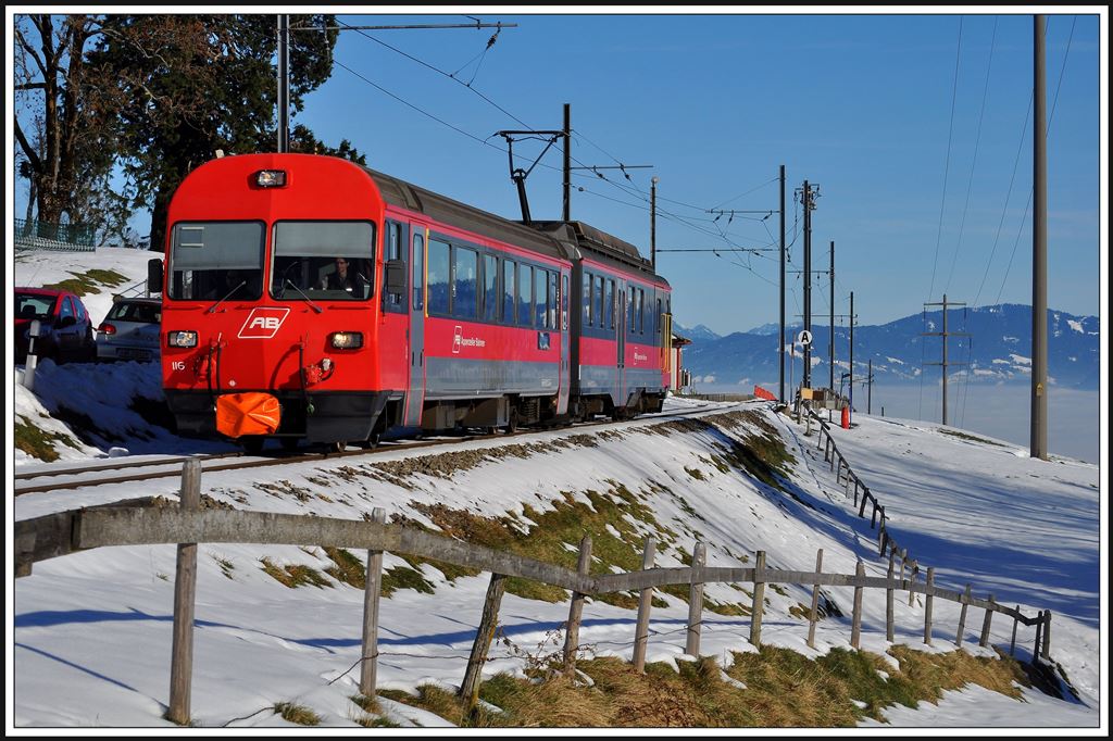 R3134 mit BDeh 4/4 16 + ABt 116 auf dem Stoss. Nach dem Aufstieg von Altstätten Stadt mittels Zahnstange beginnt hier auf rund 950m ü/M. die Adhäsionsstrecke nach Gais. (05.12.2013)