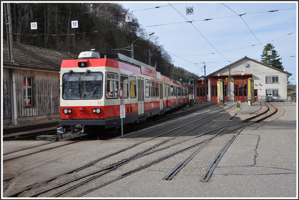 R3171 verlässt Waldenburg Richtung Liestal. Die Spurweite beträgt lediglich 75cm und ist damit die einzige öffentliche Bahn mit dieser Spur in der Schweiz.(15.04.2015)