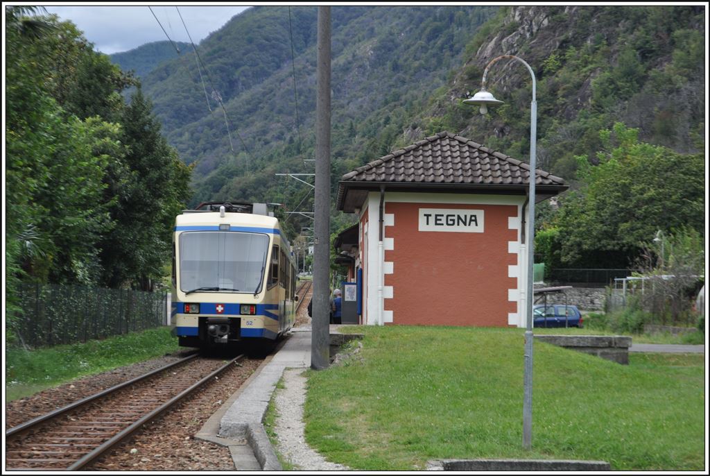 R318 mit ABe 4/6 52 in Tegna. (03.09.2014)