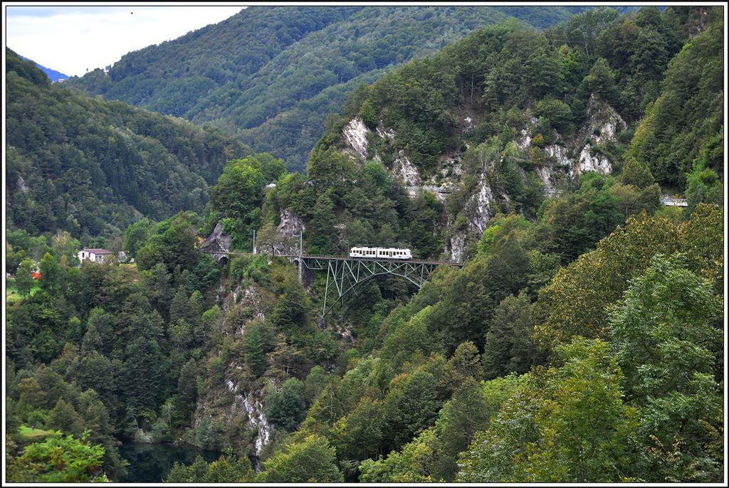 R319 mit ABe 4/6 52 auf dem Ruinacci Viadukt bei Camedo. (03.09.2014)