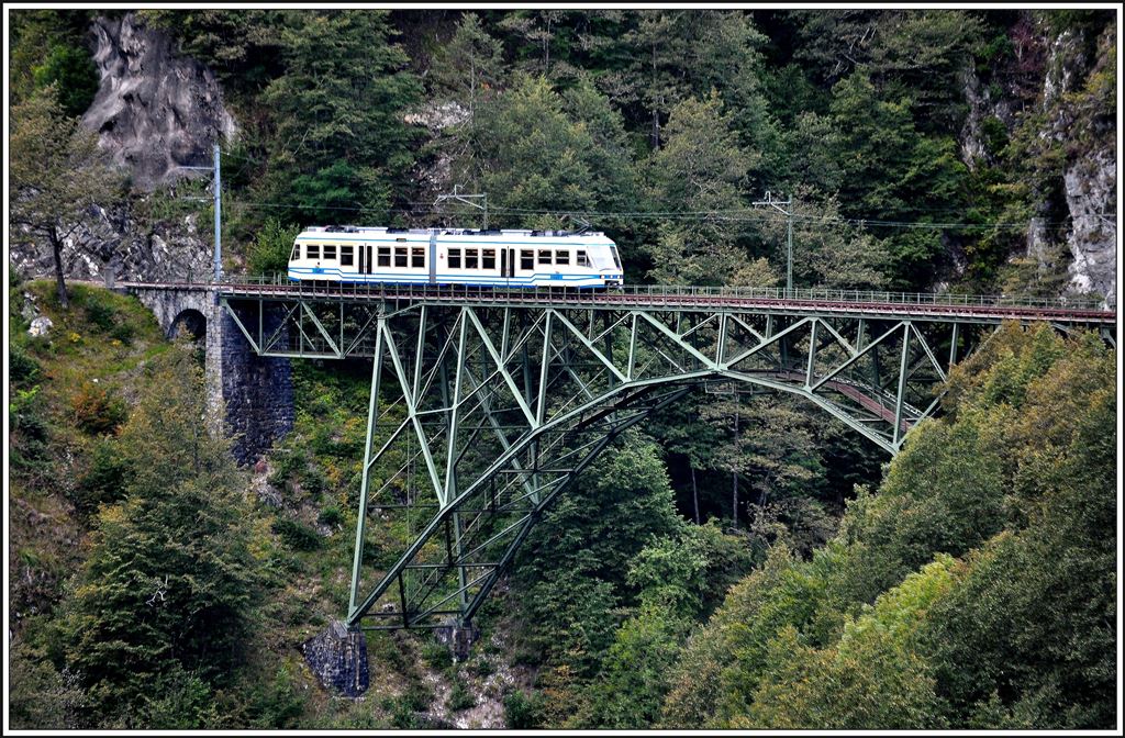 R319 mit ABe 4/6 52 auf dem Ruinacci Viadukt bei Camedo. (03.09.2014)