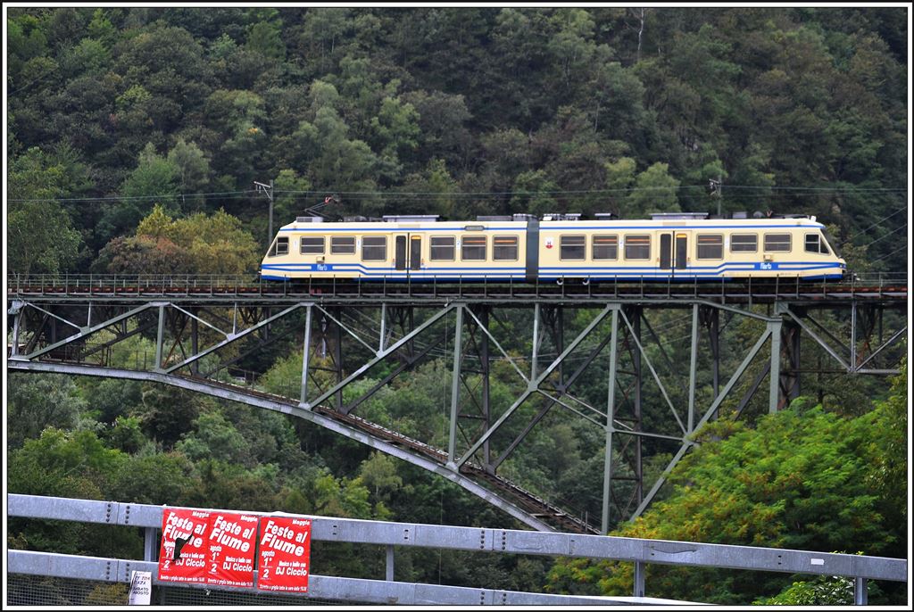 R322 mit ABe 4/6 52 auf dem Isorno Viadukt bei Intragna. Die Plakate für das Flussfest an der Maggia vom 01.08.2014 haben ihre Aktualität bereits verloren. (03.09.2014)