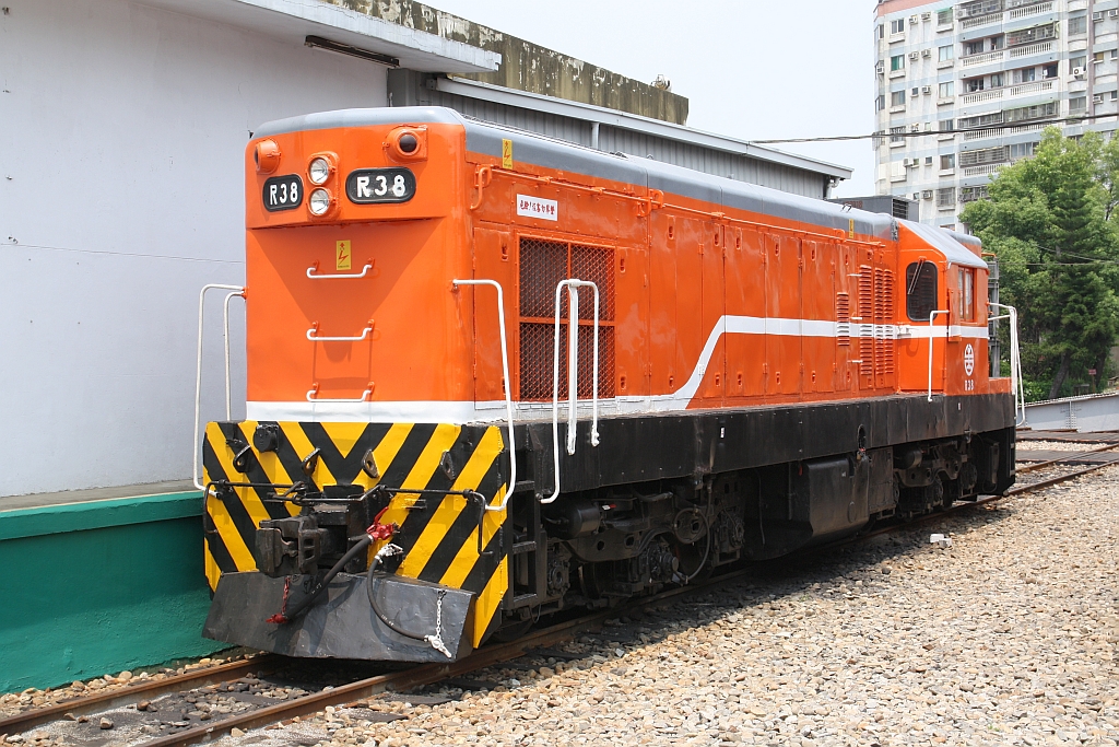 R38 (A1A'A1A'-de, GM-EMD, Type G12, Bauj. 1961, Fabr.Nr. 26330) am 09.Juni 2017 im Changhua Roundhouse.