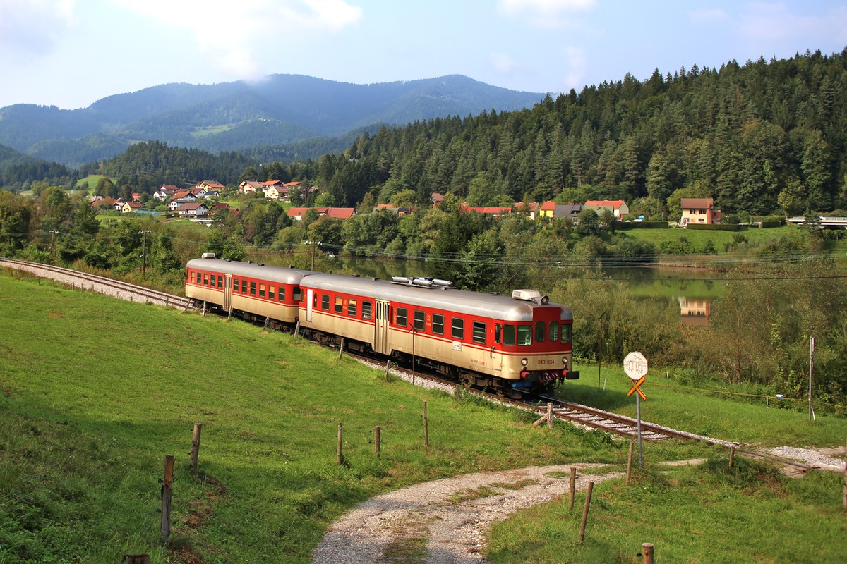R4009 bestehend aus 813/814.034 festgehalten im Drautal in zwischen den Stationen Vuhred und Vuhred elektrrna. (07.09.2016)