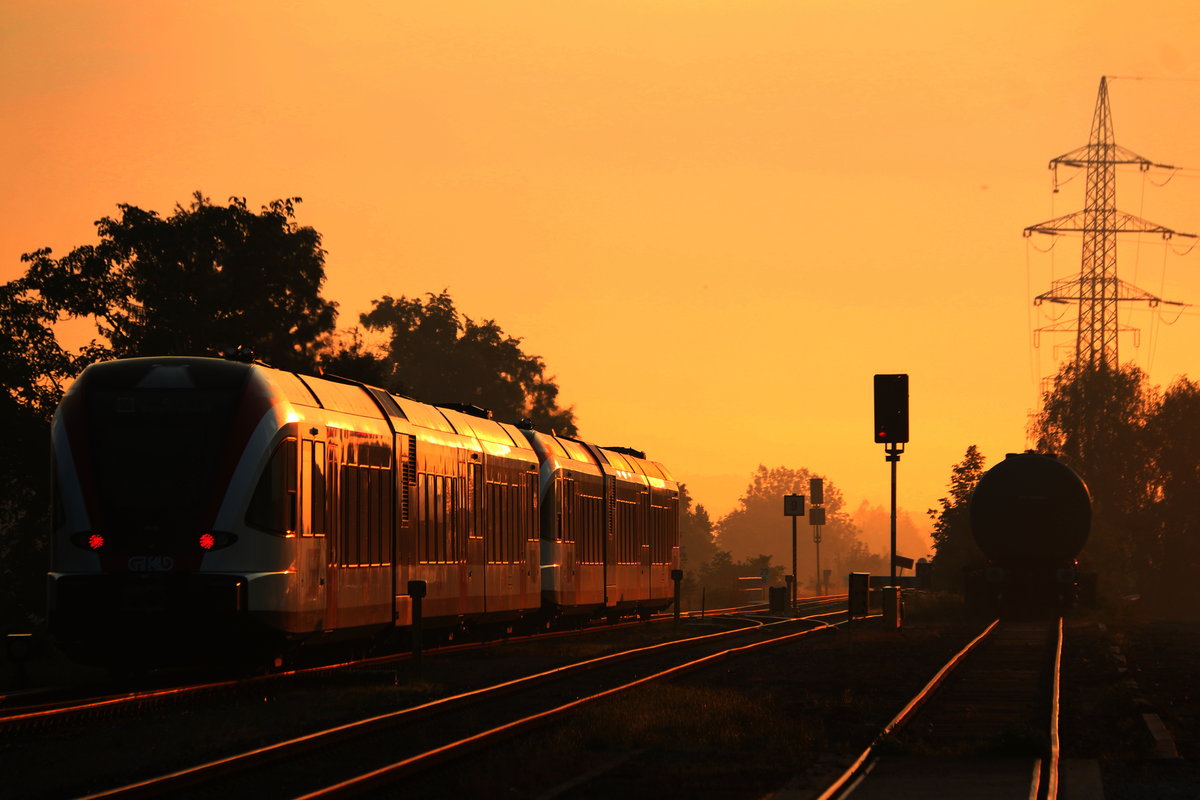 R4358 bewegt sich gegen die Sonne am heutigen 8.September 2016. Deutlich werden derzeit die Tage kürzer und so kommt auch die Sonne Morgens später heraus. 