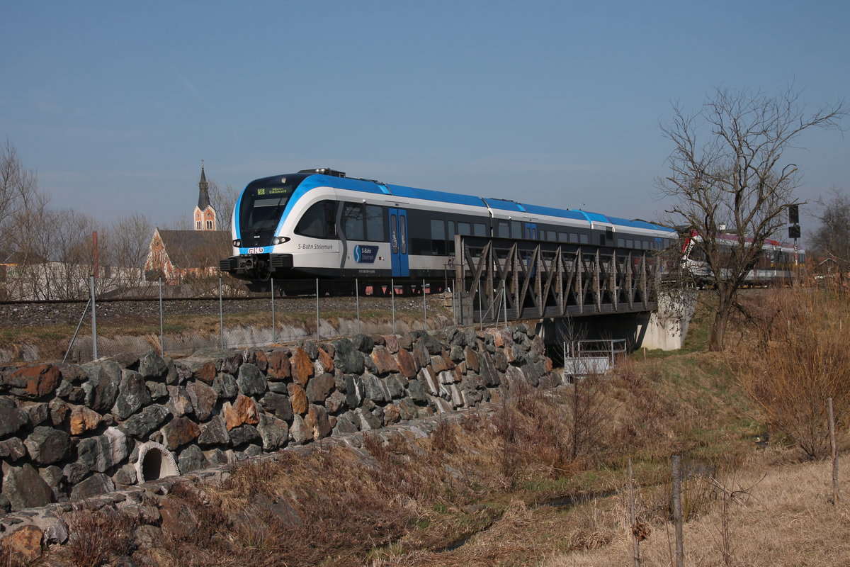 R4373 beim Überqueren der Laßnitz in Groß St. Florian am 17.03.2017.