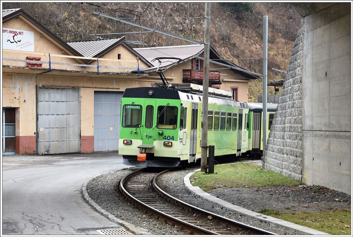 R444 mit Bt 431 und BDe 4/4 404 wechselt auf halber Strecke in Le Sepey die Fahrrichtung. (28.11.2016)