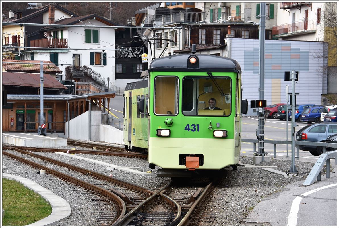 R444 mit Bt 431 und BDe 4/4 404 wechselt auf halber Strecke in Le Sepey die Fahrrichtung. (28.11.2016)