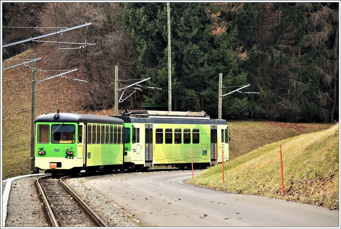 R445 mit BDe 4/4 401 und Bt432 fährt zum Richtungswechsel von Les Planches nach Le Sepey. (28.11.2016)