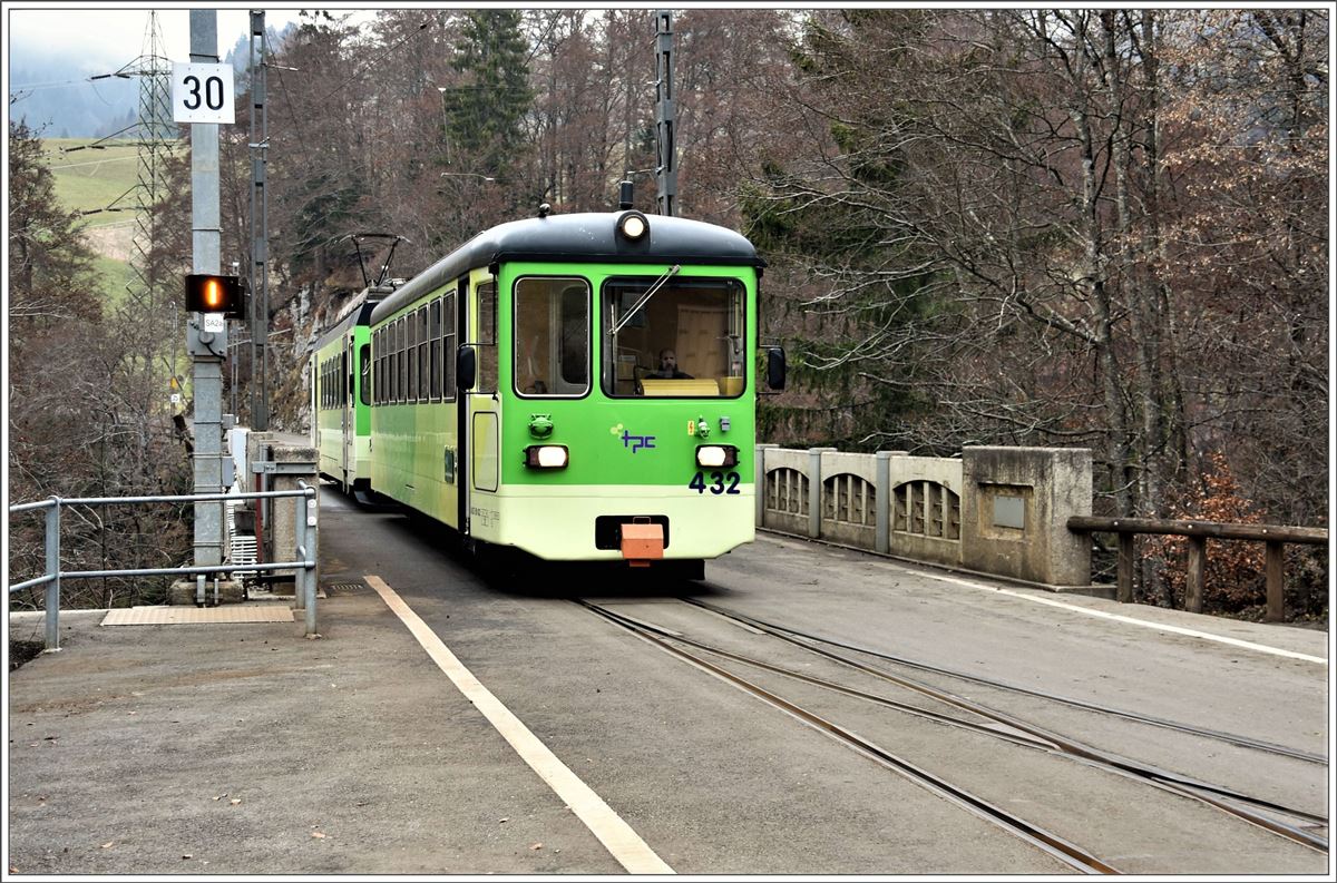 R445 nach Aigle kommt über die gemeinsame Strassen/Bahnbrücke von Le Sepey und wird mich gleich hier in Les Planches einsteigen lassen. (28.11.2016)