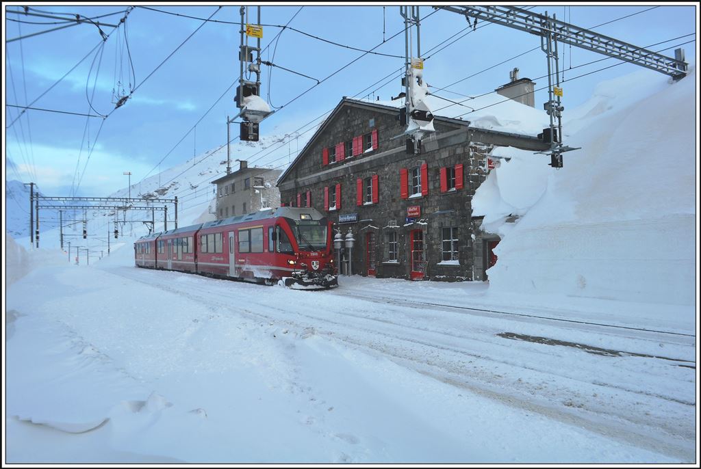 R4609 als erster Zug aus Norden erreicht Ospizio Bernina 2253m. Es ist der allein fahrende Allegra ABe 8/12 3508. (22.02.2014)