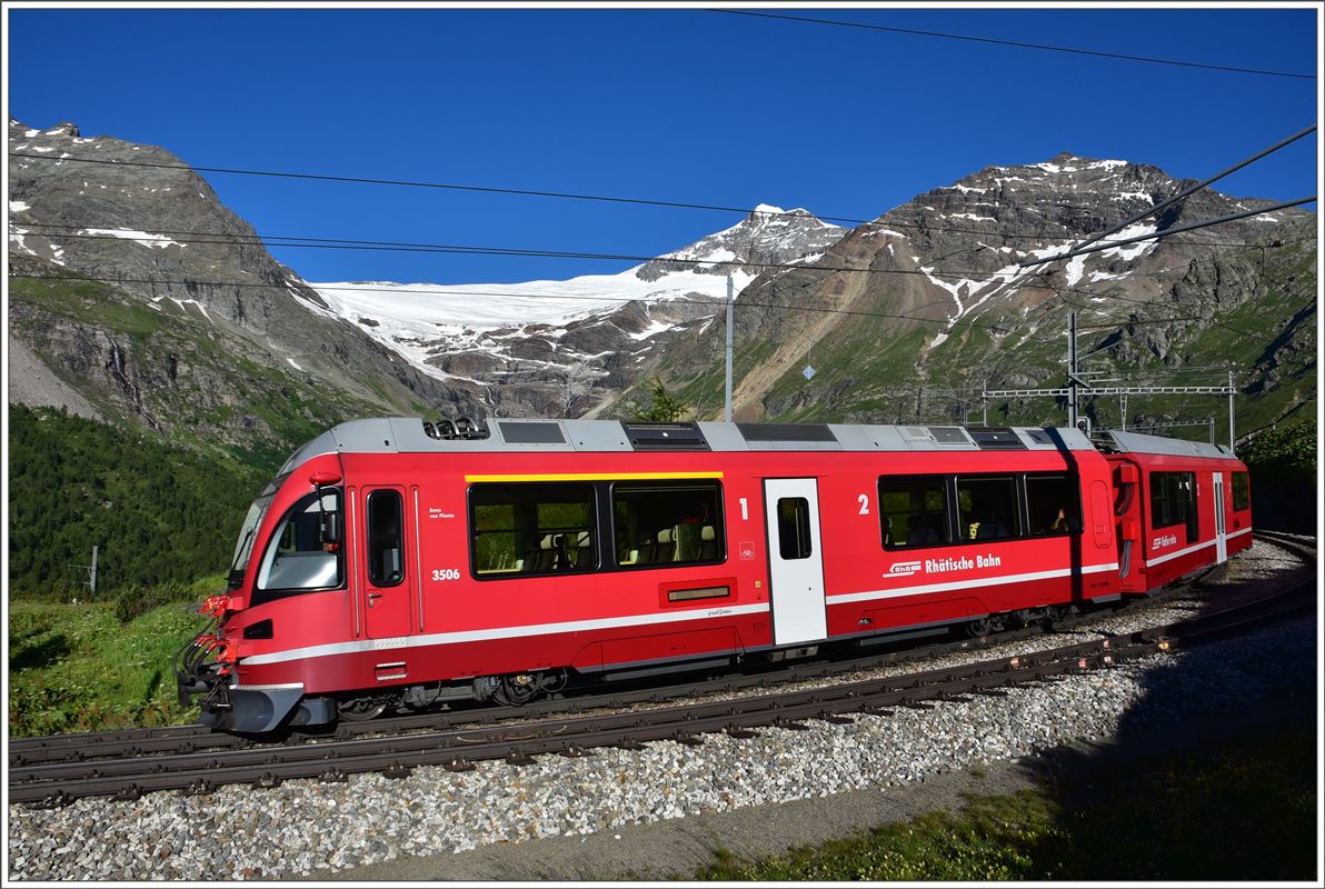 R4609 mit ABe 8/12 3506 nach Tirano in Alp Grüm mit Piz Palü und Palügletscher.(18.07.2016)