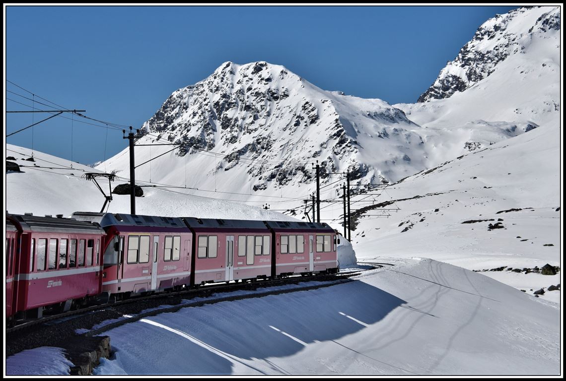 R4621 mit ABe 8/12 3513 zwischen Ospizio Bernina und Alp Grüm. (01.05.2019)