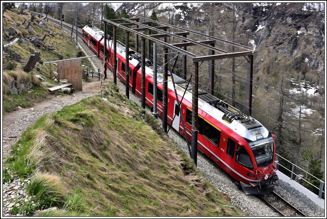R4621 mit ABe 8/12 3513 unterhalb Alp Grüm. Das Schutzgerüst für eine darüber führende Materialseilbahn wurde noch gleichentags mit Holzplanken abgedeckt. (06.05.2020)