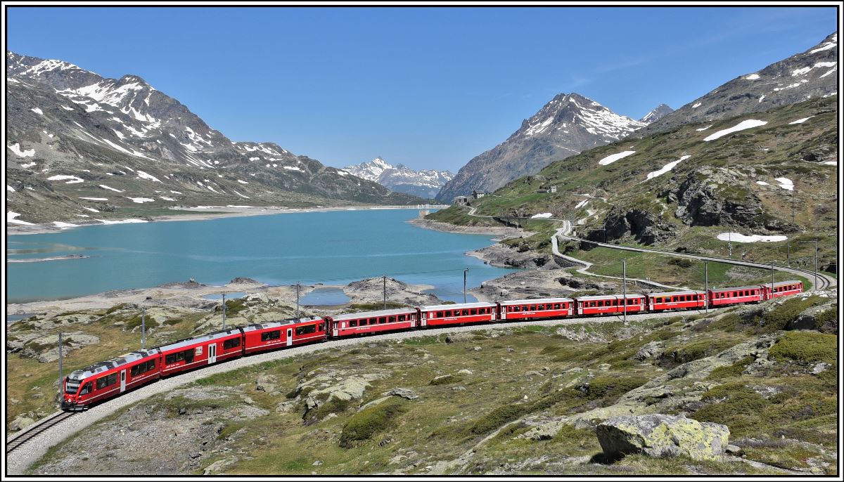 R4621 mit ABe 8/12 3515 am Lago Bianco zwischen Ospizio Bernina und Alp Grüm. (25.06.2019)