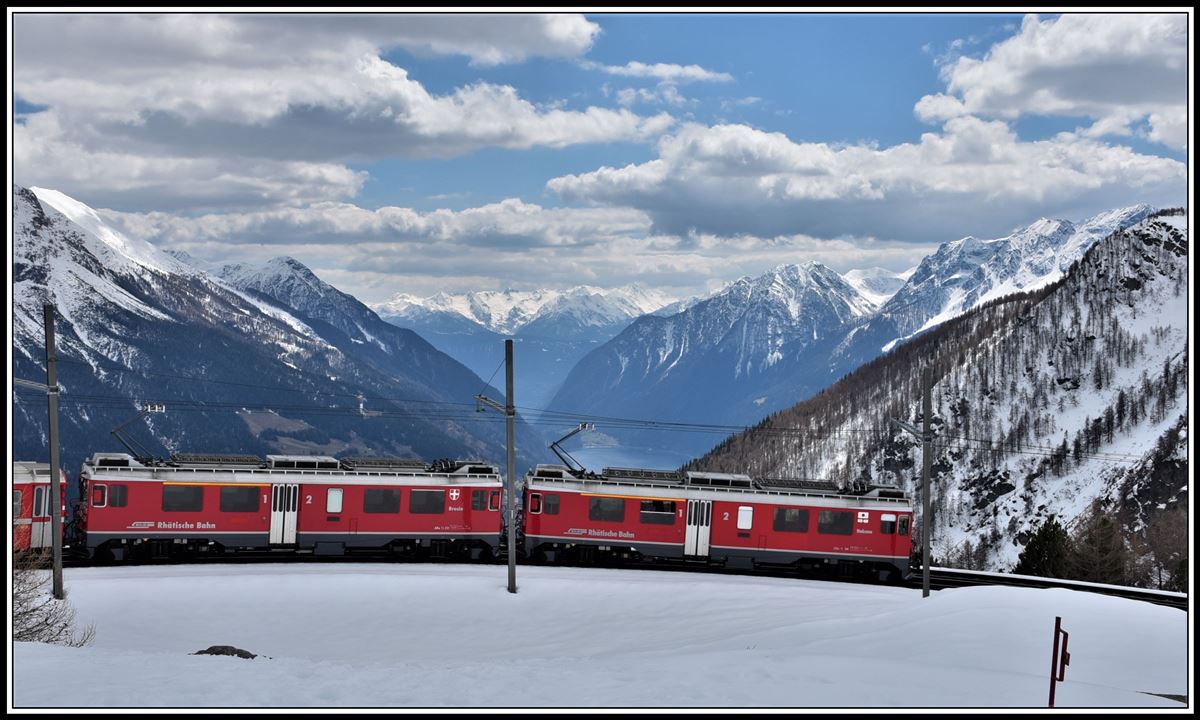 R4629 mit ABe 4/4 III 54  Hakone  und 52  Brusio  verlässt Alp Grüm und wird 40 Minuten später dem Lago di Poschiavo entlang fahren Richtung Tirano. (17.04.2019)