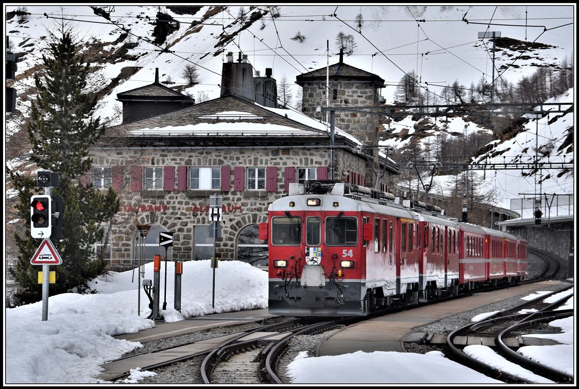 R4629 mit ABe 4/4 III 54  Hakone  und 52  Brusio  in Alp Grüm 2091m ü/M. (17.04.2019)