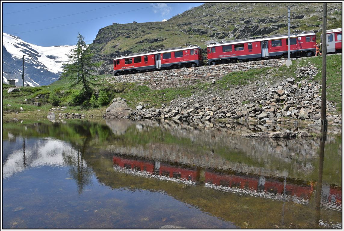 R4629 mit ABe 4/4 III 51  P0schiavo  und 54  Hakone  hält ausserordentlich beim Pozzo del Drago/Drachenloch zwischen Ospizio Bernina und Alp Grüm, um einen Gleisarbeiter aussteigen zu lassen. Im Hintergrund ist der Palügletscher zu erkennen. (25.06.2019)