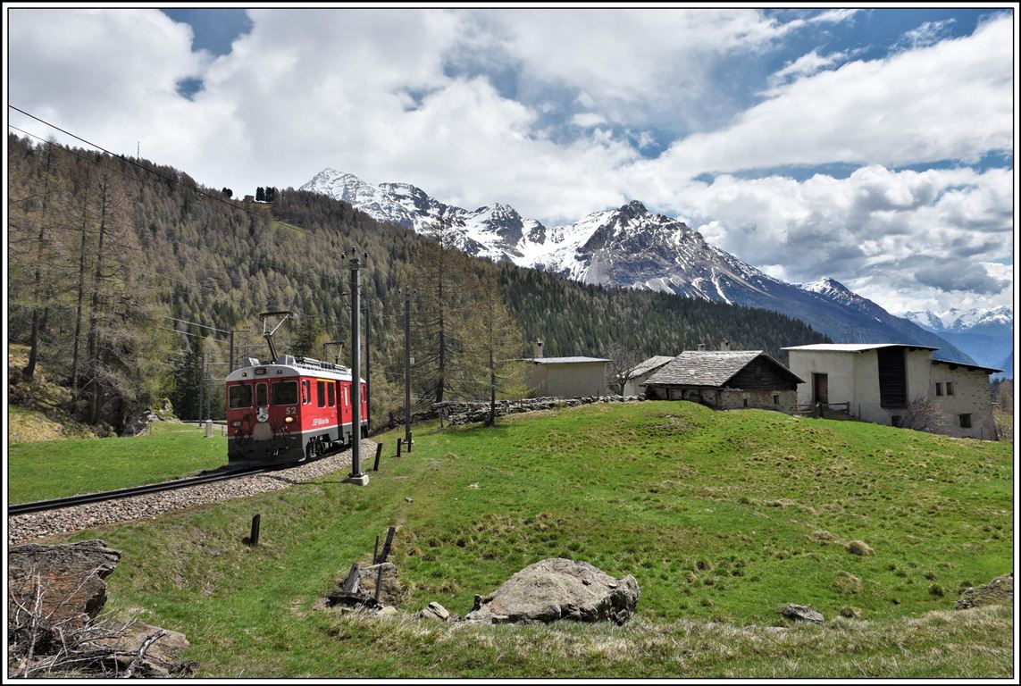 R4629 nach Campocologno mit den ABe 4/4 III 52  Brusio  und 53  Tirano  beim Maiensäss Dorta zwischen Stablini und Cavaglia. (06.05.2020)