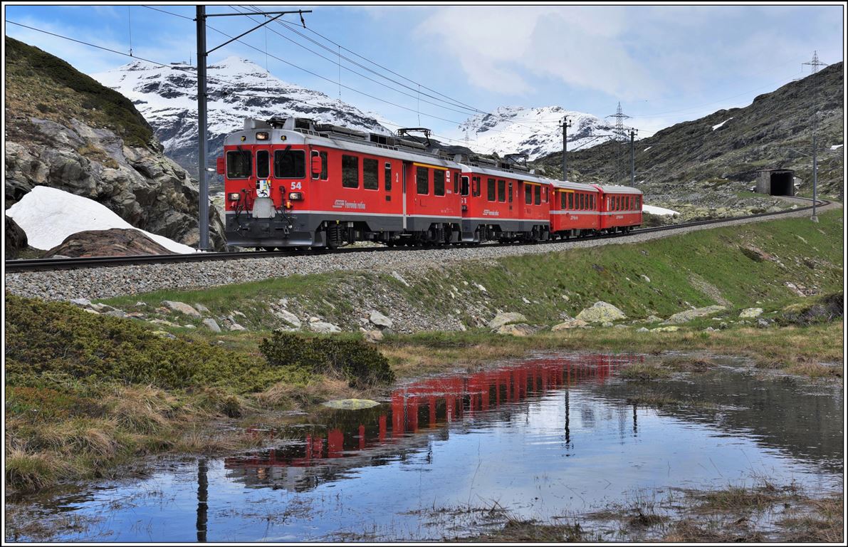 R4629 nach Campocologno mit ABe 4/4 III 54  Hakone  und 51  Poschiavo  oberhalb der Galeria lunga zwischen Ospizio Bernina und Alp Grüm. Temporäre Bergseelein während der Schneeschmelze bieten neue Ansichten. (09.06.2020)