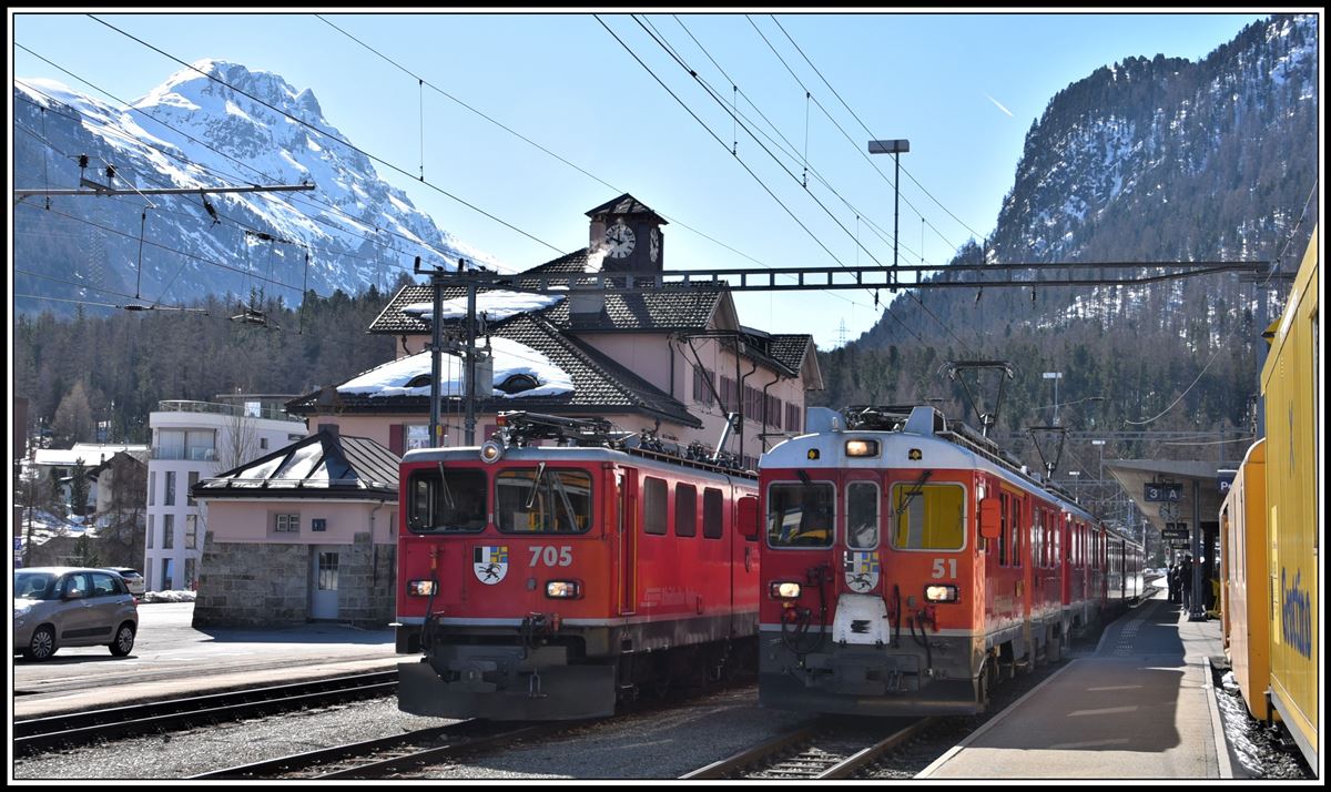 R4632 mit ABe 4/4 III 51  Poschiavo  und 53  Tirano  nach St.Moritz und Güterzug nach Samedan mit der Ge 6/6 II 705  Pontresina/Puntraschigna  in Pontresina. (17.04.2019)