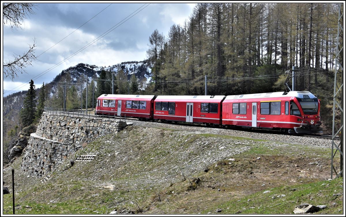 R4632 mit ABe 8/12 3511 in der Stablinikurve auf halbem Weg nach Alp Grüm. (06.05.2020)