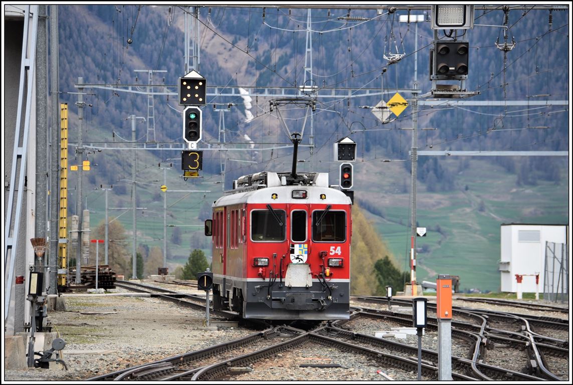R4632 nach St.Moritz mit ABe 4/4 III 54  Hakone  in Pontresina. (06.05.2020)