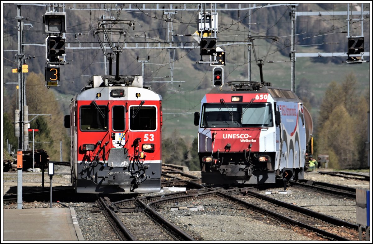 R4632 nach St.Moritz mit dem ABe 4/4 III Doppel 53  Brusio  und 52  Tirano  verlässt Pontresina und nebenan fährt 5113 mit Ge 4/4 III 650  Seewis-Valzeina  ein. (07.05.2020)