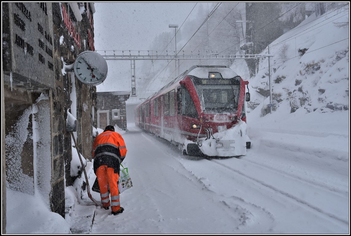 R4637 mit ABe 8/12 3502 nach Tirano in Alp Grüm. (04.04.2019)