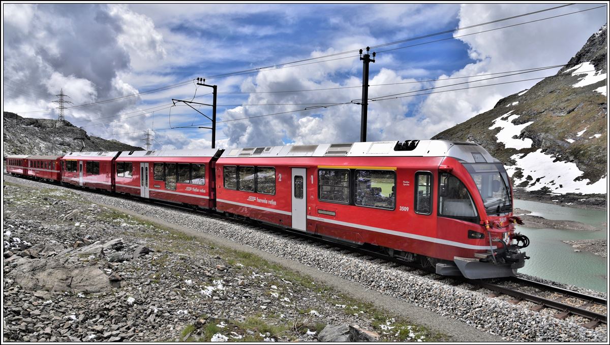 R4640 mit ABe 8/12 3509 nach St.Moritz am Lago Bianco auf dem Berninapass. (09.06.2020)