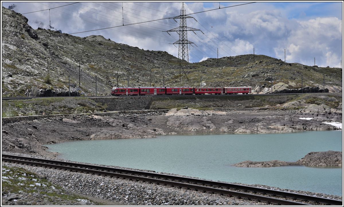 R4640 mmit ABe 8/12 3509 fährt dem Lago Bianco entlang nach Ospizio Bernina. (09.06.2020)