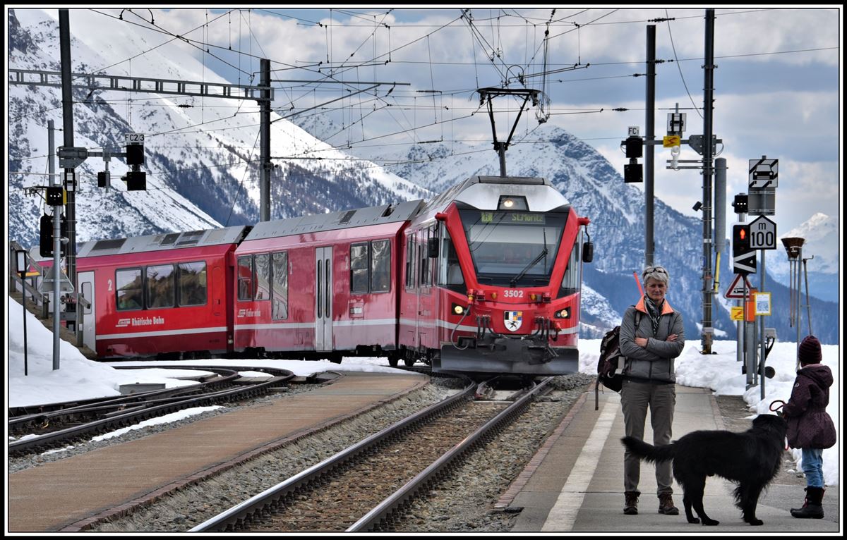 R4648 mit ABe 8/12 3502 nach St.Moritz fährt in Alp Grüm ein. (17.04.2019)