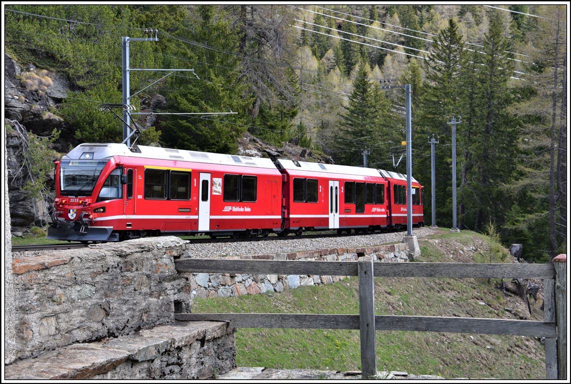 R4648 mit ABe 8/12 3515 beim Maiensäss Dorta auf halbem Weg zwischen Cavaglia und Stablini. (06.05.2020)
