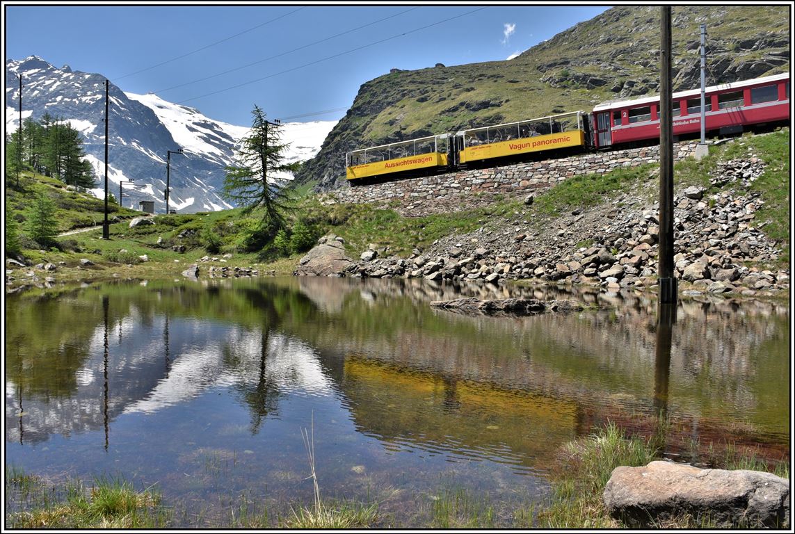 R4648 mit zwei offenen Aussichtswagen am Zugschluss beim Pozzo del Drago zwischen Alp Grüm und Ospizio Bernina. (25.06.2019)