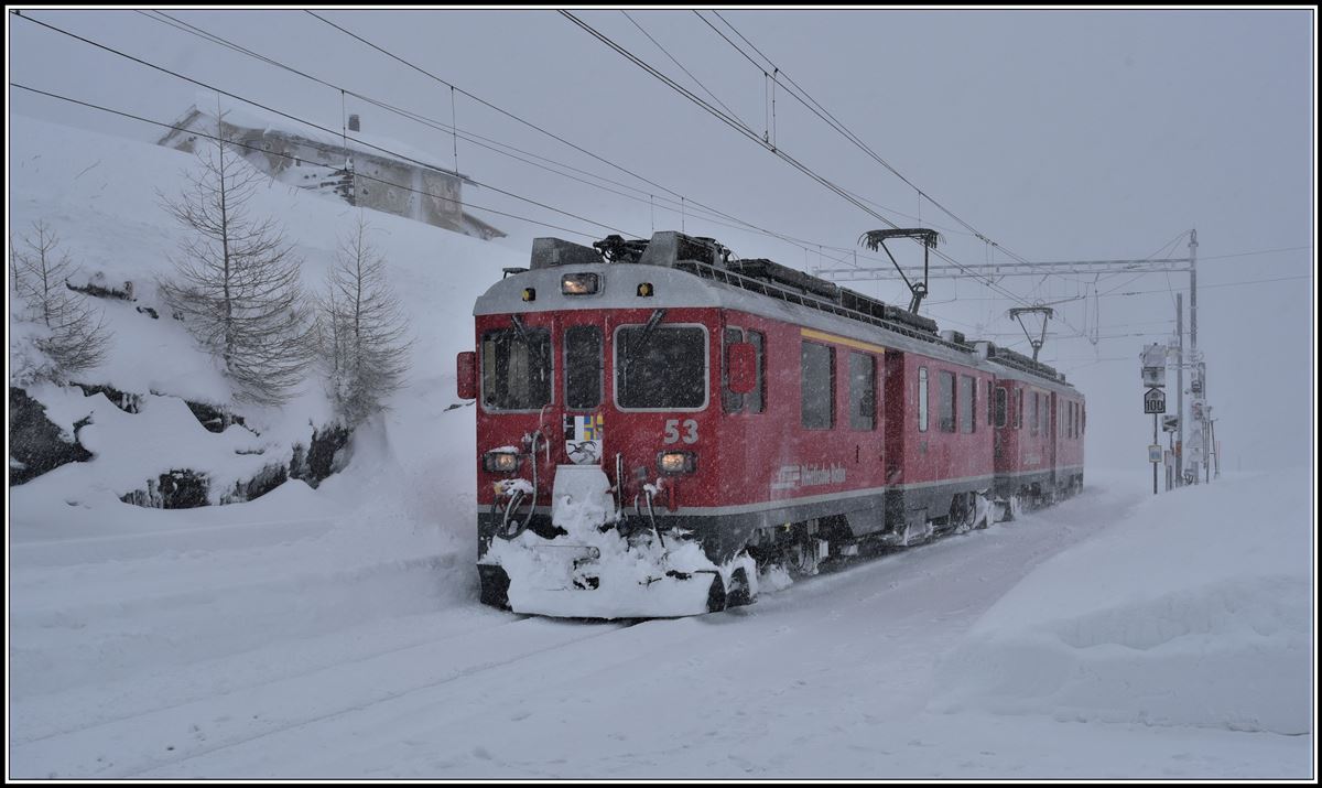 R4656 mit ABe 4/4 III 53  Tirano  und 51  Poschiavo  nach St.Moritz in Alp Grüm. (04.04.2019)