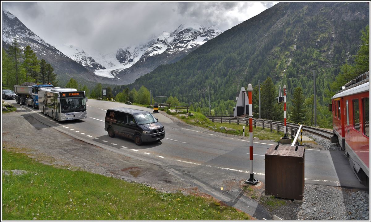 R4656 nach St.Moritz windet sich durch die Montebellokurve oberhalb Morteratsch mit Blick zum gleichnamigen Gletscher. (09.06.2020)