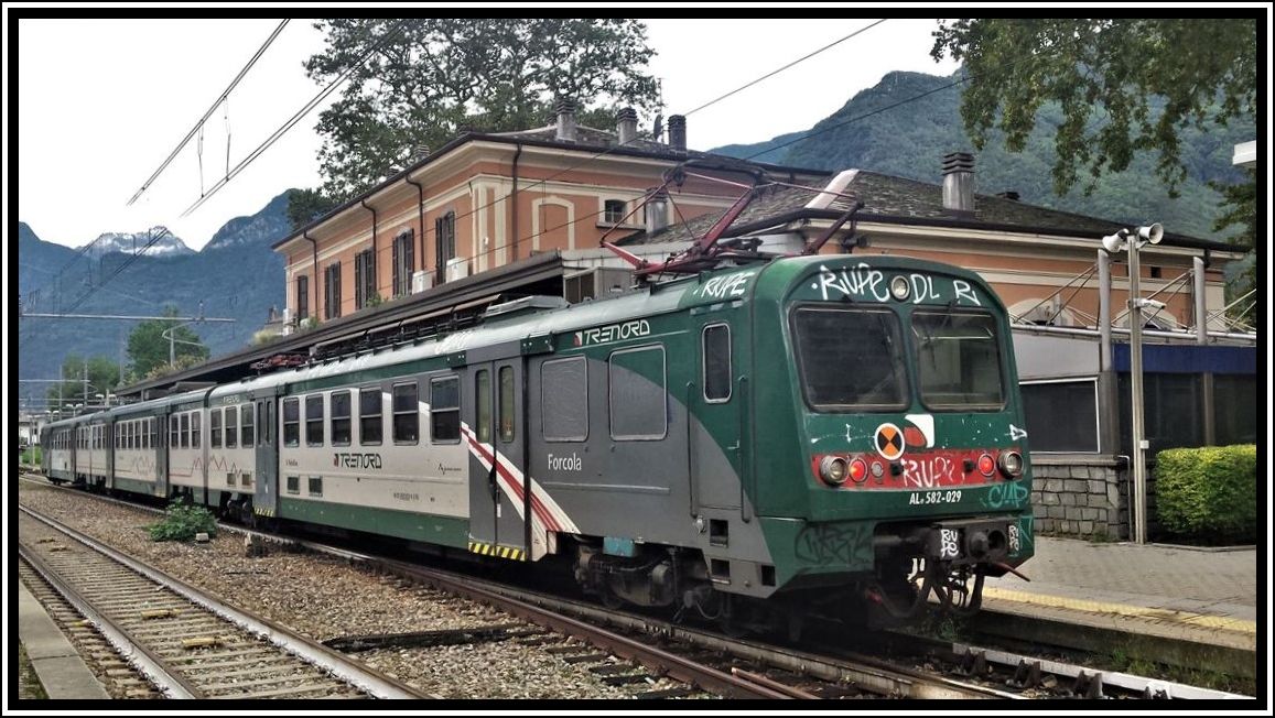R4953 mit Ale 582-029 in TreNord Bemalung nach Colico wartet auf die Abfahrt in Chiavenna. (06.09.2019)