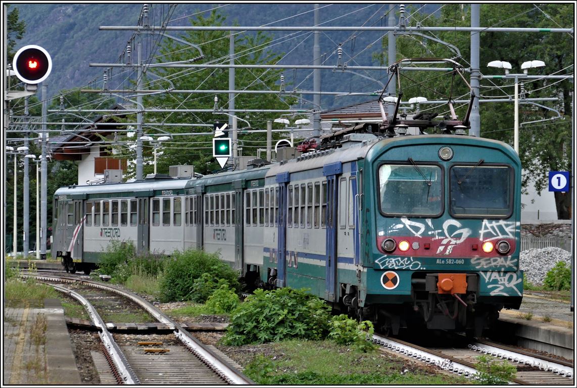 R4971 mit Ale 582-060 nach Colico verlässt Chiavenna. (05.09.2019)