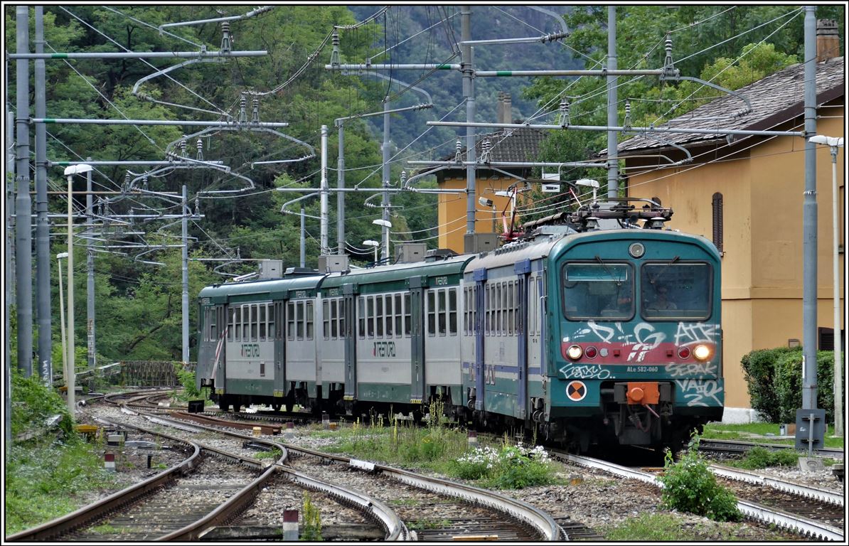 R4972 mit Ale 582-060 fährt in Chiavenna ein. Der Triebwagen weisst noch die Bemalung von TrenItalia auf. (05.09.2019)