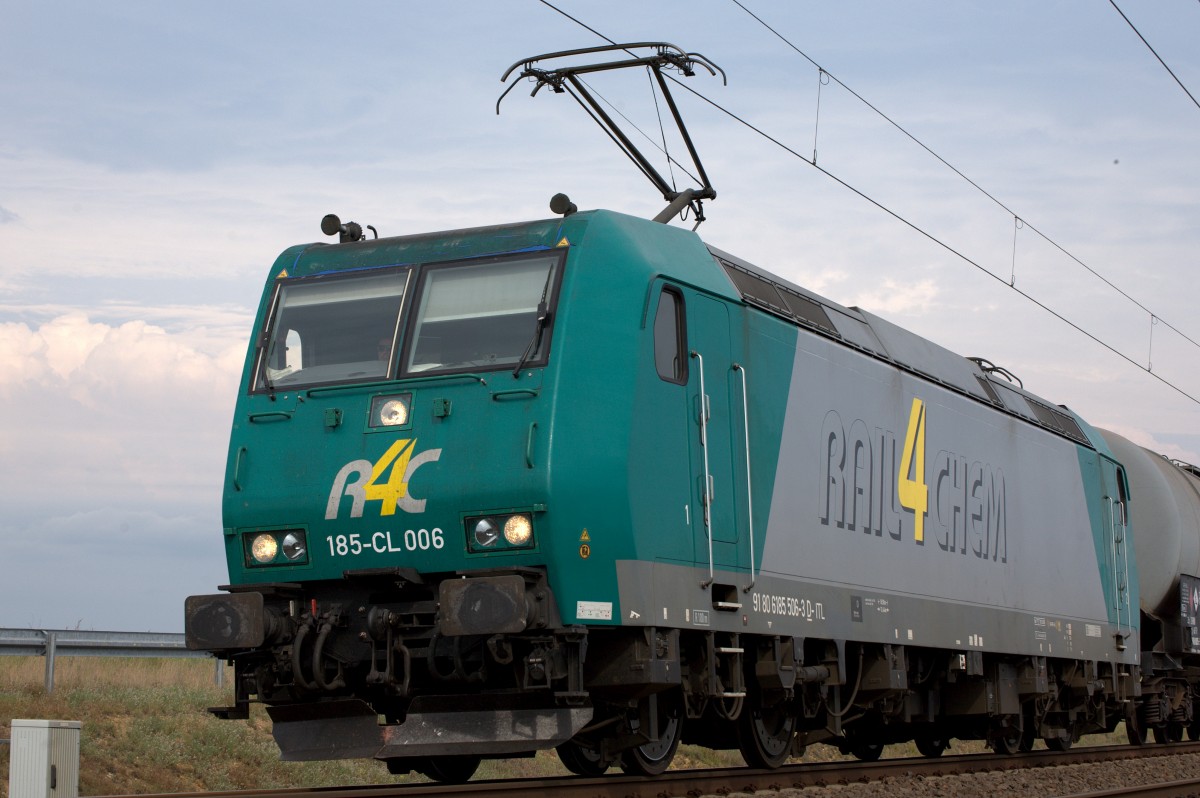 R4C  185 CL - 006 hält am Fotostandort Abzweig Nünchritz. 06.11.2014 17:05 Uhr.