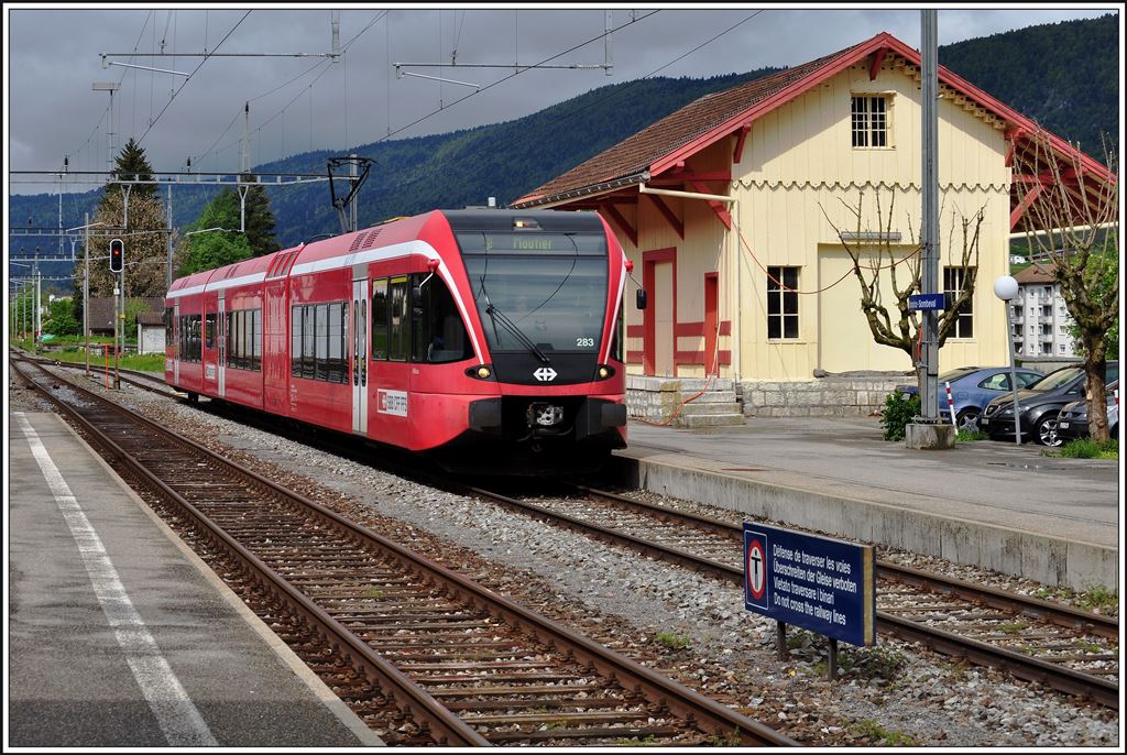 R5227 mit GTW 283 aus Moutier trifft in Sonceboz-Sombeval ein. (12.05.2014)