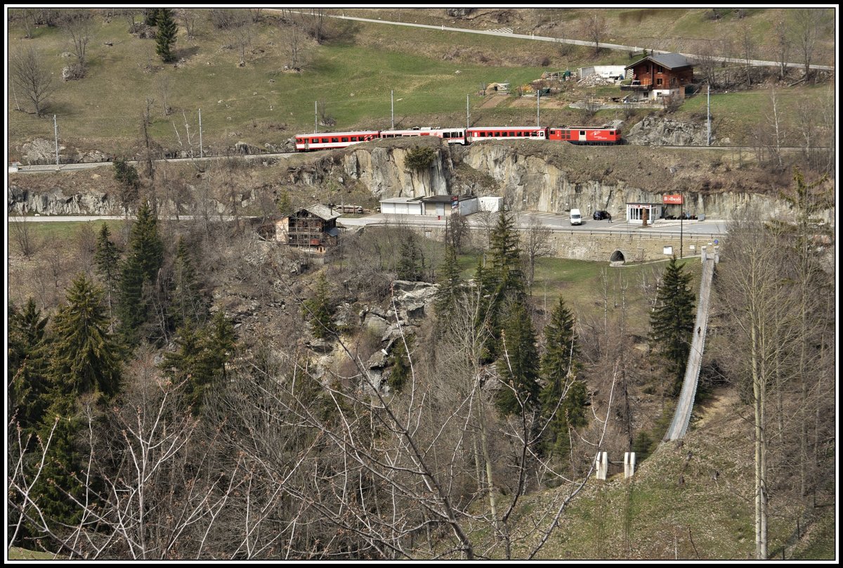R541 mit Deh 4/4 II 95 nach Brig verlässt Fürgangen-Bellwald. (16.04.2019)
