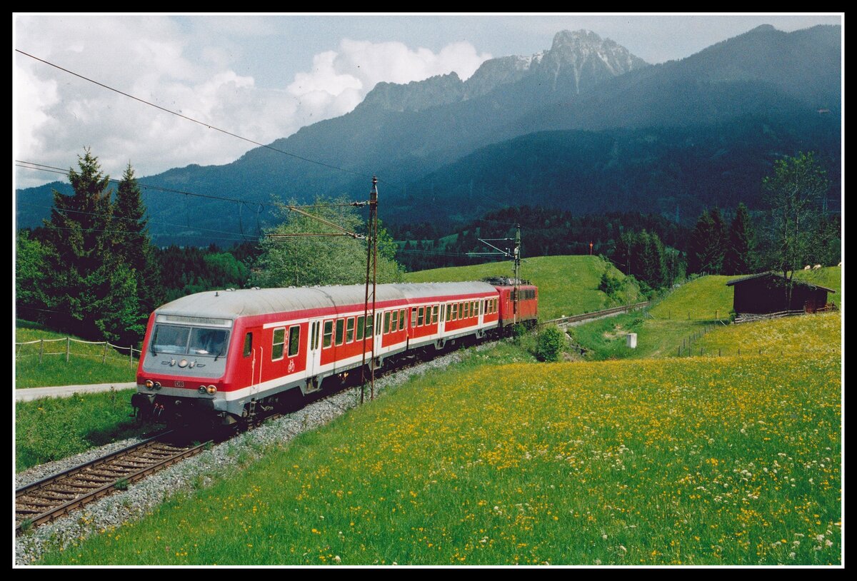 R5481 ist am 15.05.2003 bei Lähn unterwegs.