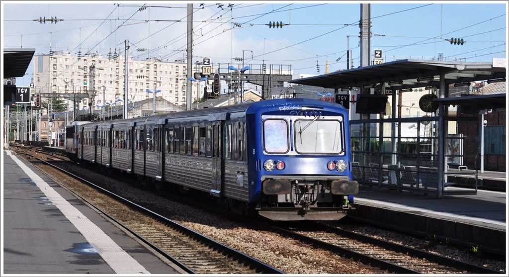 R55239 aus Vitre erreicht Rennes. Schiebende Lok ist 25689. (16.09.2013)