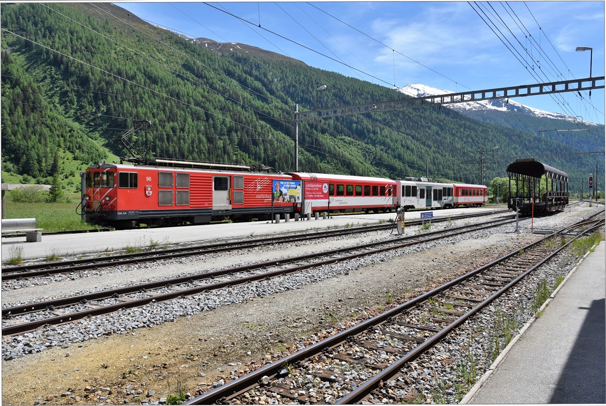 R553 mit Deh 4/4 96 nach Brig in Oberwald. (20.06.2016)