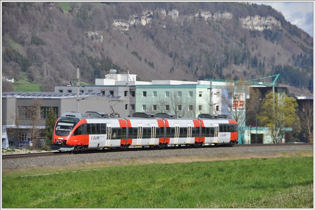 R5715 mit 4024 023-6 zwischen Nendeln und Schaanwald im Fürstentum Liechtenstein. (29.03.2016)